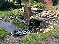 Eine Helferin rettet eine Person mittels einer Bergeschleppe.