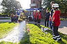 Die Feuerwehr erklärt die Funktion eines Standrohrs